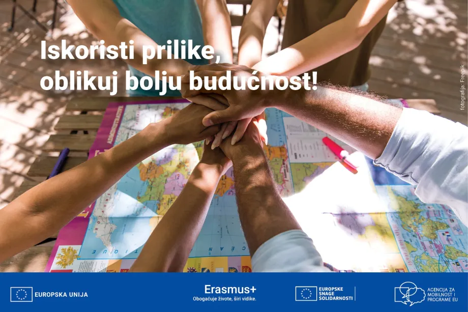 Skupljene ruke različitih rasa iznad karte svijeta