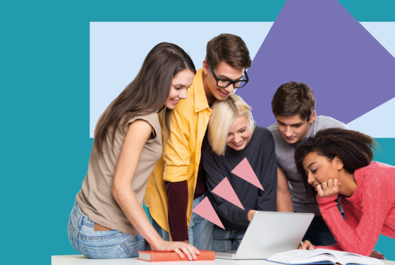 Petero mladih ljudi stoji nad laptopom i promatra sadržaj.