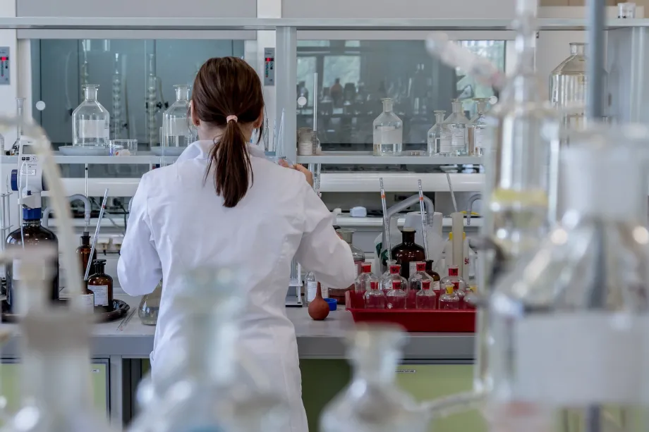 Znanstvenica radi u laboratoriju