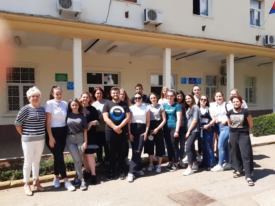 Grupa učenika i dvije profesorice ispred zadarske strukovne škole