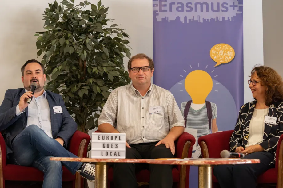 Dvojica muškaraca i jedna žena, sudionici konferencije Europe Goes Local u Sisku 2021. godine sjedi i prezentira svoje iskustvo sudjelovanja u tom projektu