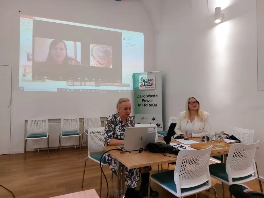 Voditeljica projektnog tima i projektna koordinatorica sjedi za stolom, pored nje sjedi još jedna žena.
