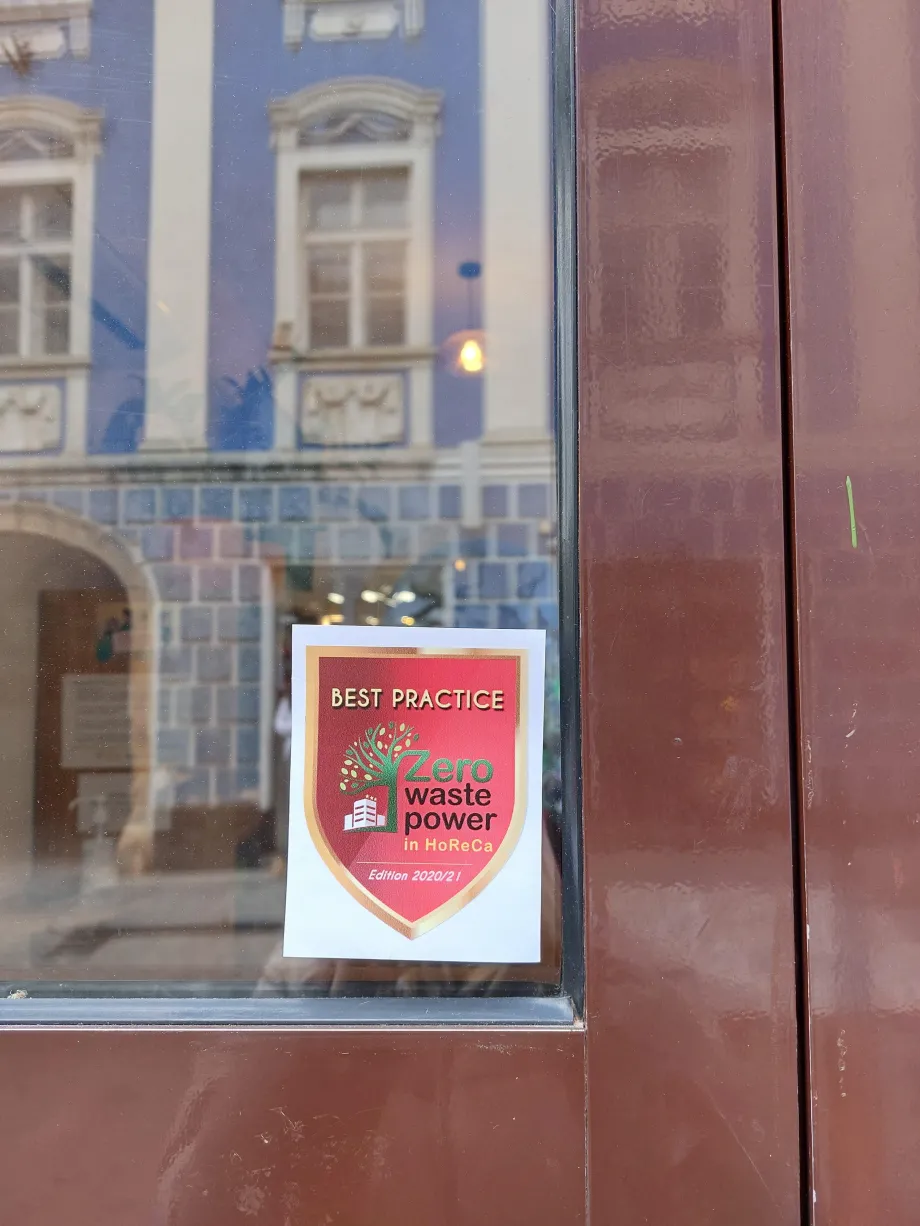 Zero Waste naljepnica na staklu drvenih vrata