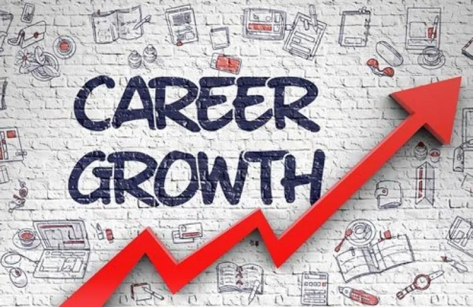 Ilustracija bijelog ciglenog zida, na sredini piše Career growth, ispod natpisa se od donjeg lijevog do gornjeg desnog kuta proteže crvena strelica, a oko natpisa i strelice su crteži otvorenih knjiga, olovki, satova, mobitela, kemijski, šalica, papira, tanjura sa žlicom, mobitela, biljke