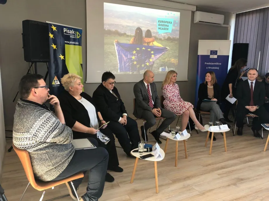 Fotografija s događanja Press klub Europa - govornici