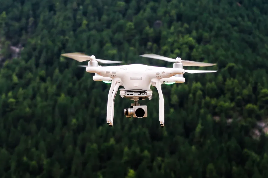 Dron iznad šume u letu dok snima kamerom
