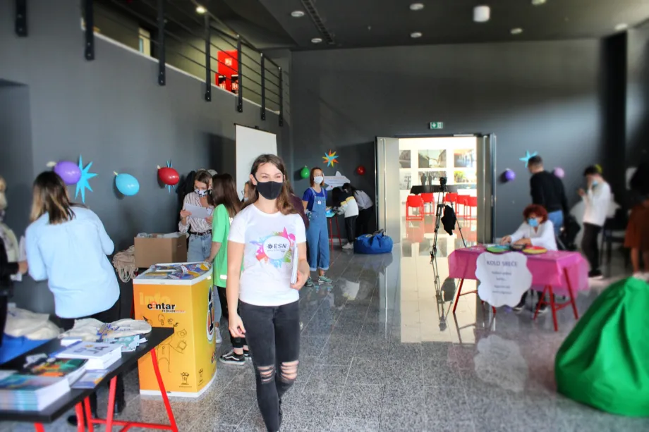 Mladi ljudi hodaju oko štandova Eurodesk lunapark u organizaciji PRONI Centra Osijek 2020 godine