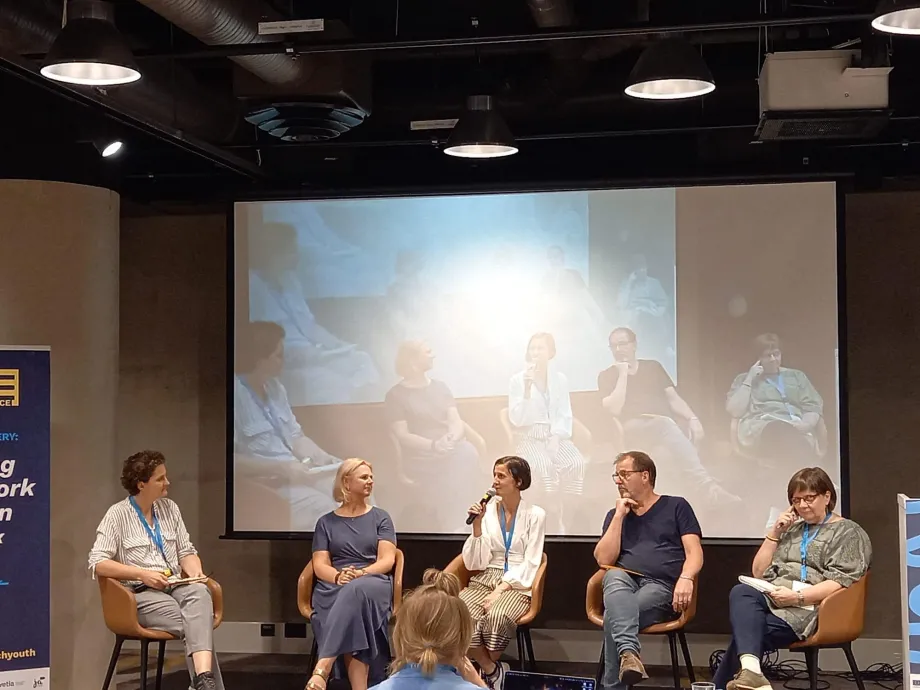 Sudionici konferencije vode raspravu