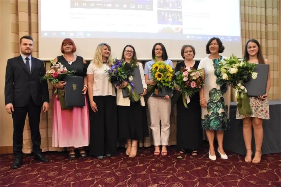 Dobitnici državnih nagrada ispred prezentacijskog platna