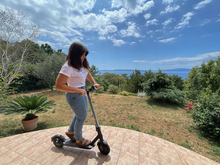Pobjednica foto/video natječaja Marina Pavlić u svom dvorištu na električnom romobilu