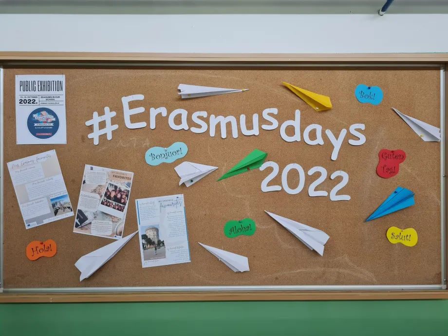 Ploča sa natpisom #Erasmusdays2022, člancima isprintanim na papirima, avionima od papira te papirima na kojima pišu pozdravi na različitim jezicima
