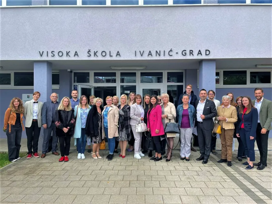 Skupina ljudi pozira ispred Visoke škole Ivanić-grad