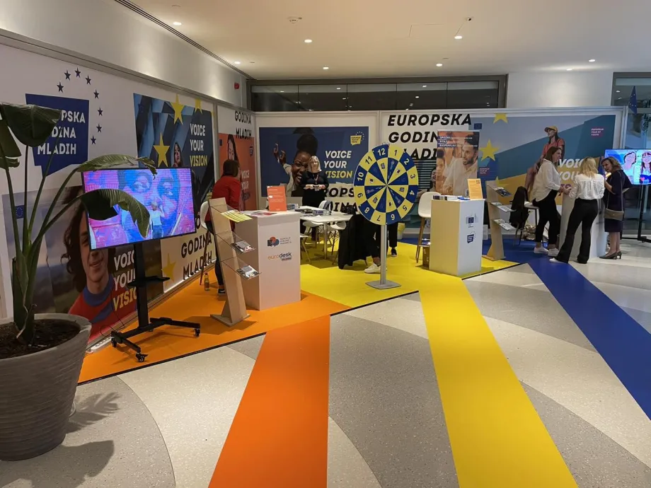 EXPO Dubrovnik kutak sa kolom sreće, plakatima o europskoj godini mladih