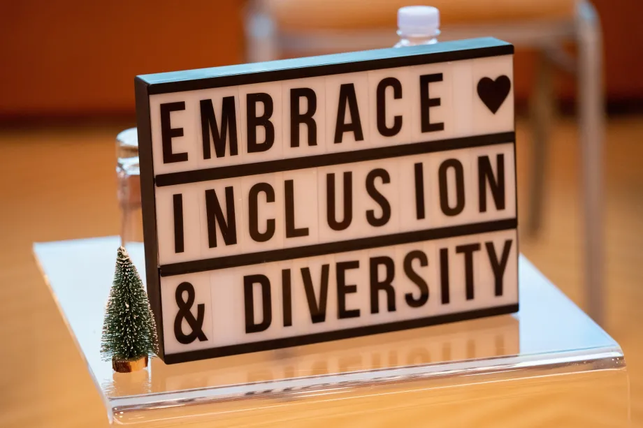 Natpis Embrace Inclusion & Diversity