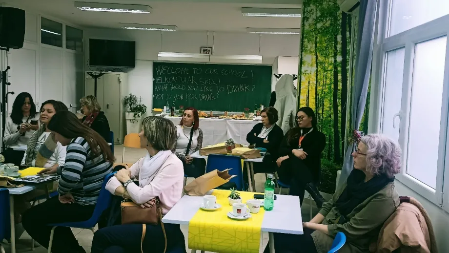 Grupa žena sjedi za stolovima