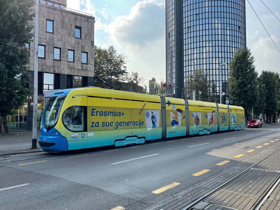 Zagrebački tramvaj brendiran u Erasmus+ ruho u povodu 35. rođendana programa, uz poruku Erasmus je za sve generacije