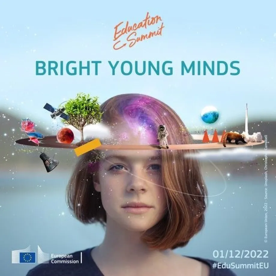 Portret djevojke oko čije glave su raspoređene male fotografije drveta, astronauta, životinja, planeta, satelita