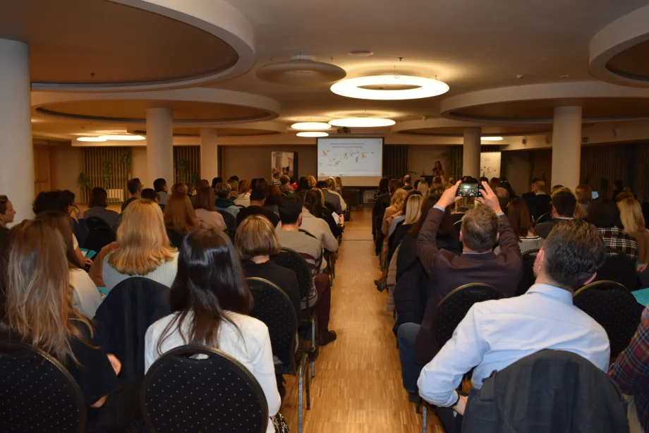sudionici konferencije sjede u dvorani