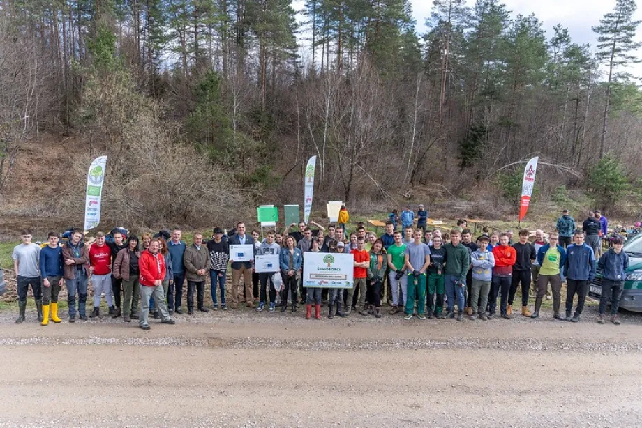 Zajednička slika volontera koji su sudjelovali u akciji pošumljavanja Perjasice