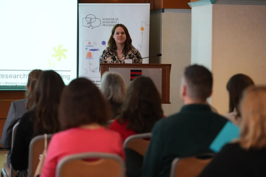 Monika Auzinger drži prezentaciju o istraživanju i analizi potreba osoblja nacionalnih agencija u odnosu na inkluziju i različitos