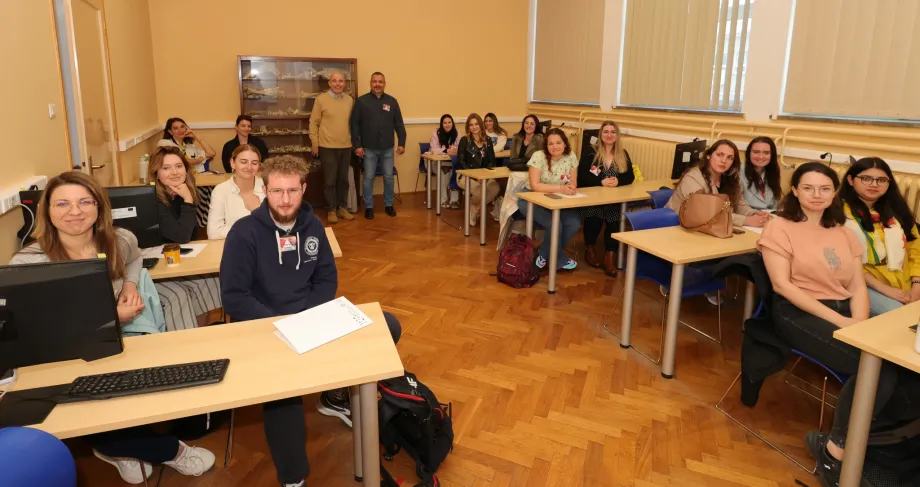 Sudionici Ljetne škole sjede za stolovima u dvorani fakulteta