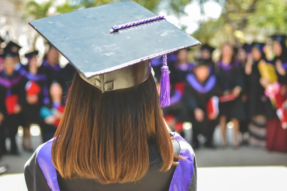 studentica okrenuta leđima te u dalji skupina studenata koji slave diplomu