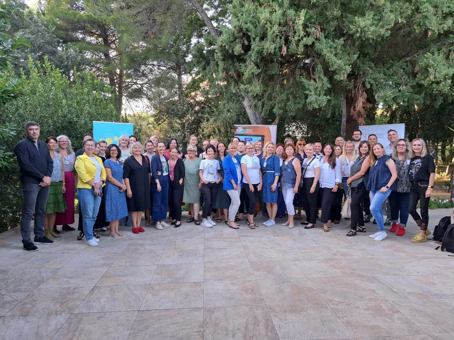 Sudionici treninga osposobljavanja ambasadora eTwinninga i programa Erasmus + stoje i poziraju u prirodi.