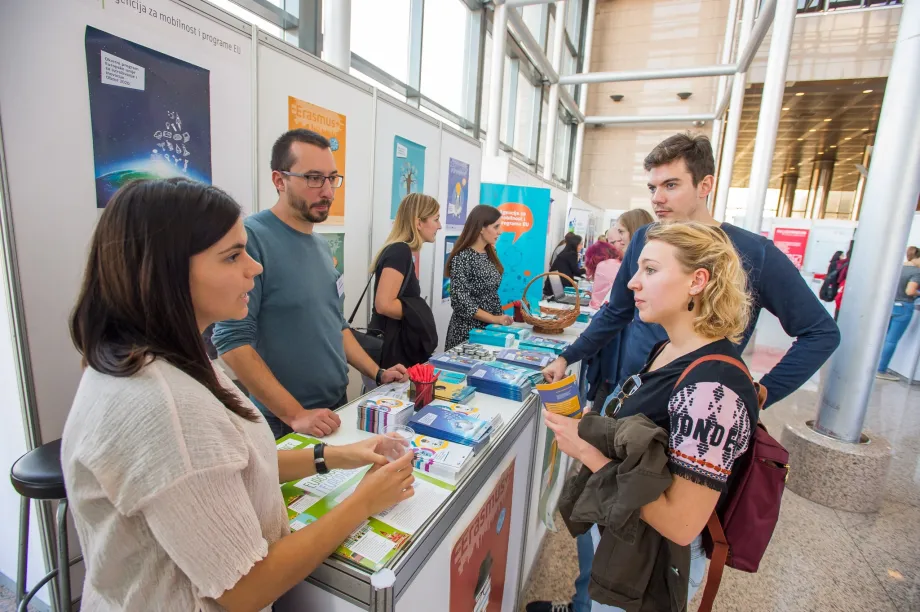Štand Agencije za mobilnost i programe EU na Sajmu stipendija u Zagrebu 2019. godine u prostorijama NSK-a. Djelatnici Agencije informiraju mlade o europskim programima za obrazovanje, mlade i znanost