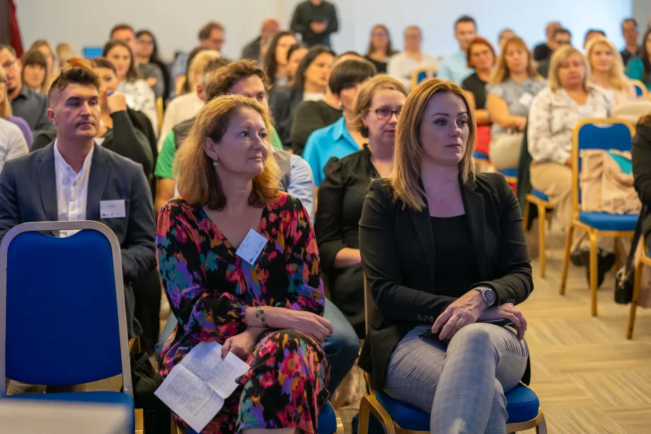 mr. sc. Antonija Gladović, ravnateljica Agencije za mobilnost i programe Europske unije i Željka Josić, državna tajnica ispred Središnjeg državnog ureda za demografiju i mlade