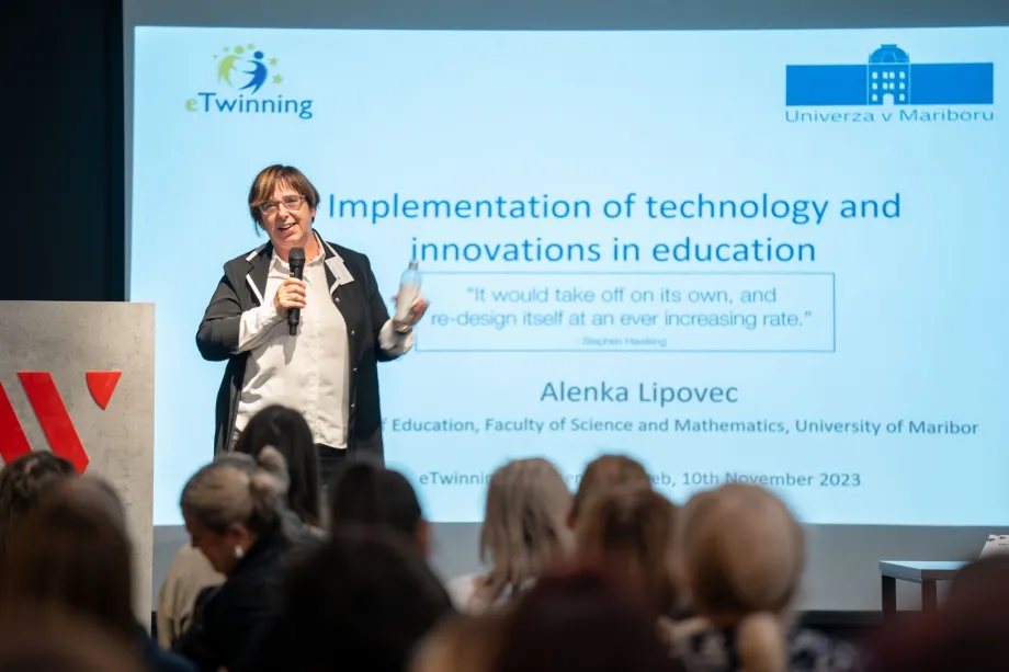 dr. sc. Alenka Lipovec stoji na pozornici i drži govor. Iza nje je projekcija na kojoj piše "Implementation of technology and innovations in education".