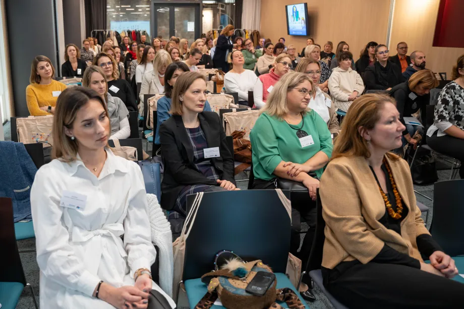 Sudionici eTwinning konferencije sjede u dvorani i slušaju.