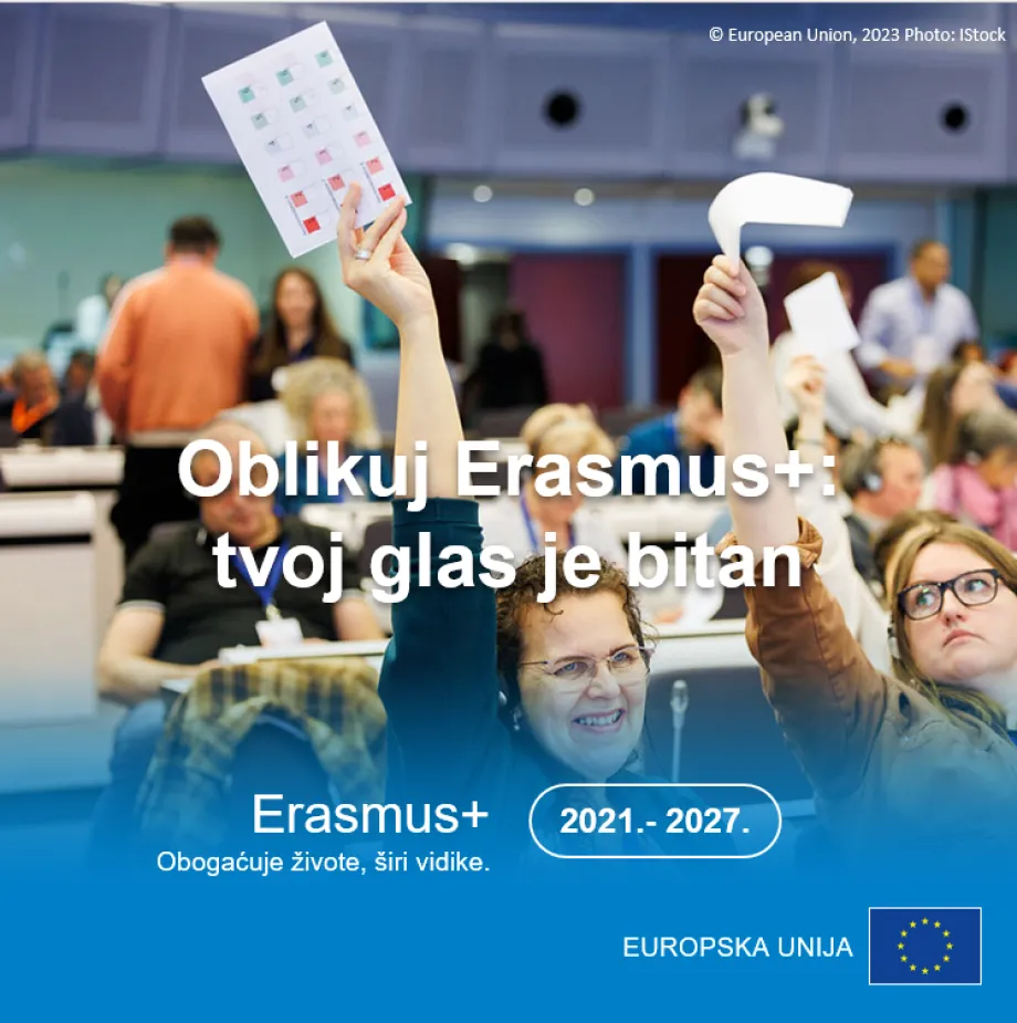 Vizual Erasmus+ programa. Na njemu se nalazi fotografija žena koje dižu glasačke listiće u zrak. Preko fotografije stoji slogan "Oblikuj Erasmus+: tvoj glas je bitan".