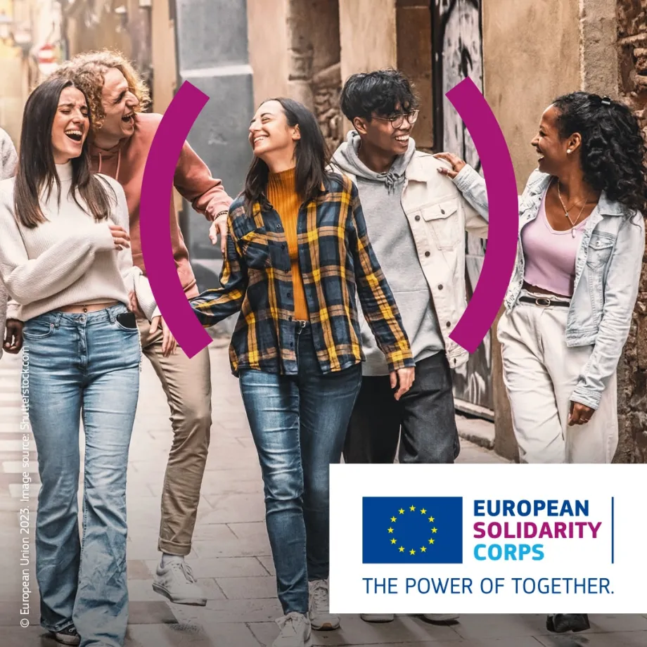 Vizual Europskih snaga solidarnosti. Na fotografiji koja krasi vizual prikazani su dvojica muškaraca i tri žene kako nasmiješeni hodaju ulicom. U donjem desnom kutu nalazi se logotip Europskih snaga solidarnosti.