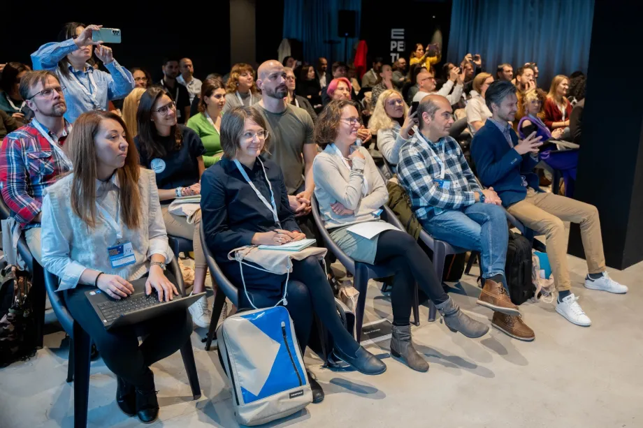 Sedamdesetak osoba sjedi i prati konferenciju
