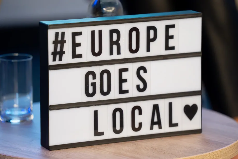 Natpis na kojem šiše "#Europe goes local".