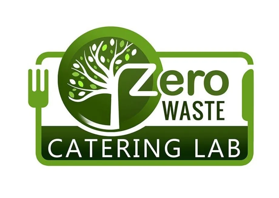 Zeleni logotip na bijeloj pozadini pravokutnog oblika. Na logotipu piše Zero Waste Catering Lab i prikazuje sliku vilice i stabla.