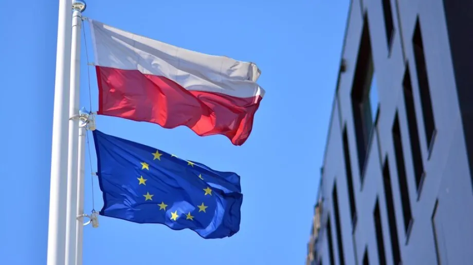 Poljska zastava vijori iznad zastave Europske unije.