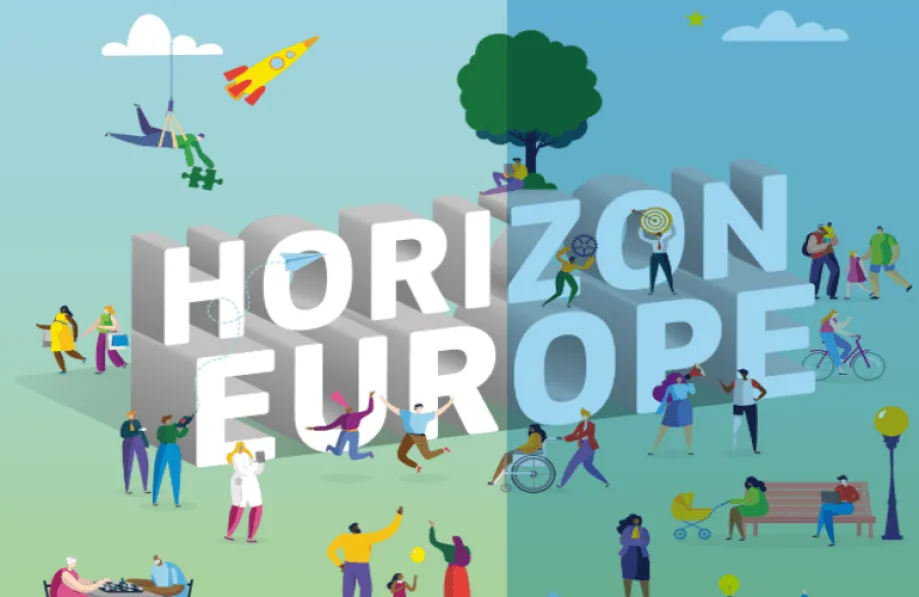 Vizual programa Obzor Europa. Na vizualu zelene pozadine oslikano je nebo na kojem se nalaze oblaci, raketa i padobranac, dok se na tlu nalaze karikature sretnih i drugačijih ljudi koji provode dan u parku i druže se - igraju badminton, šah, sjede na klupici, bicikliraju...