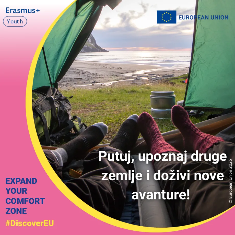 Grafika DiscoverEU koja prikazuje kampiranje na plaži.