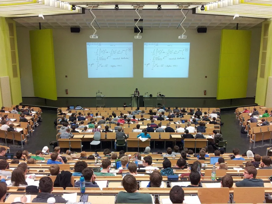 Pogled na sveučilišnu predavaonu sa studentima