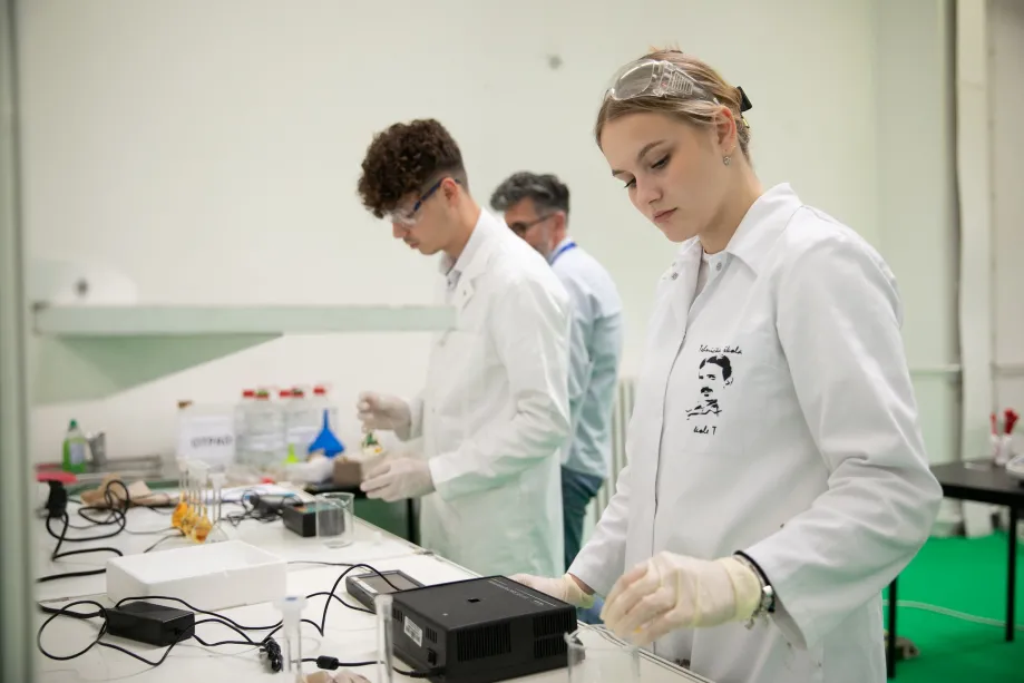 Laboratorij s troje učenika