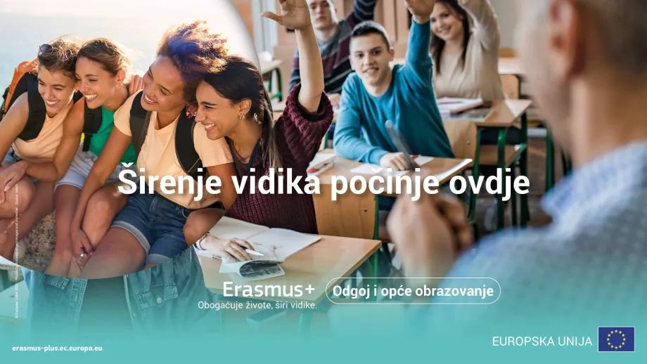 Učenici različitog podrijetla smiju se zagrljeni i/ili podignutih ruku. U desnom kutu s leđa se vidi dio profila odrasle osobe. Na ilustraciji je natpis: Širenje vidika počinje ovdje