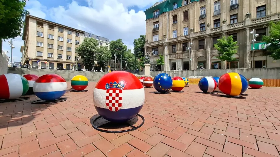 Kugle u dvorištu koje su oslikane zastavama svijeta.