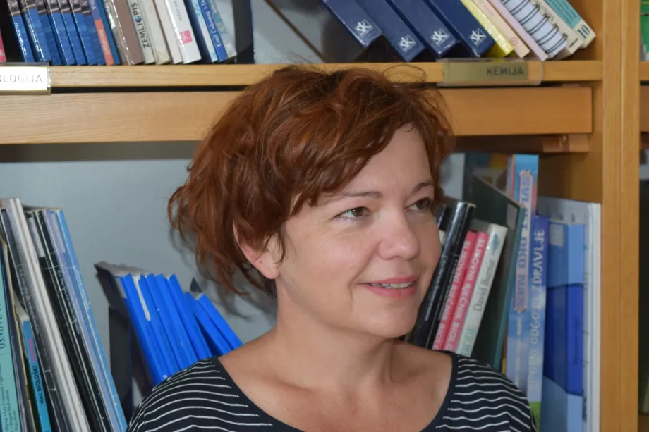 Ženska osoba crvene kose srednje dužine
