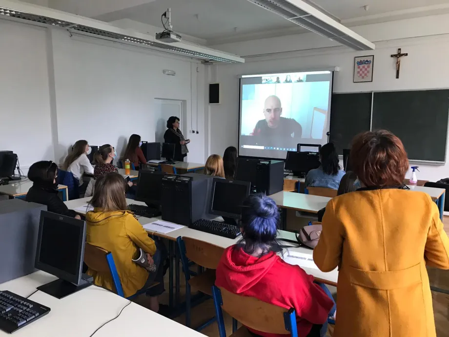 Učionica u kojoj profesor i učenici provode Erasmus+ projekt na daljinu s partnerima iz Portugala