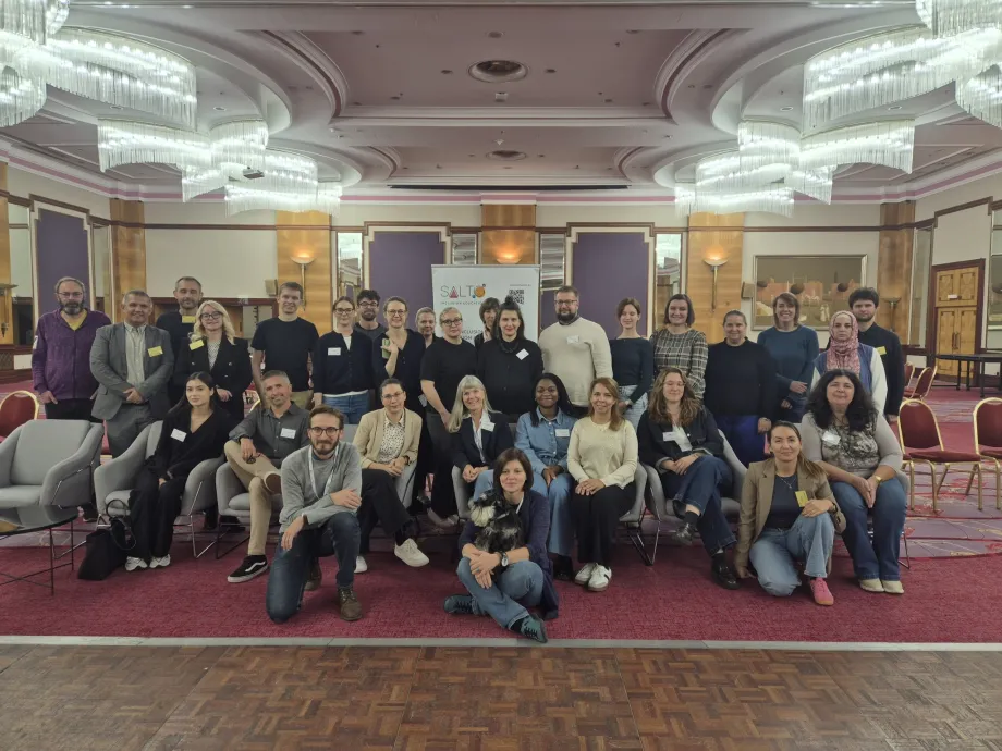 Grupna fotografija 20-tak sudionika edukacije za djelatnike nacionalnih agencija: Upoznajmo SALTO resurse za uključivanje i raznolikost