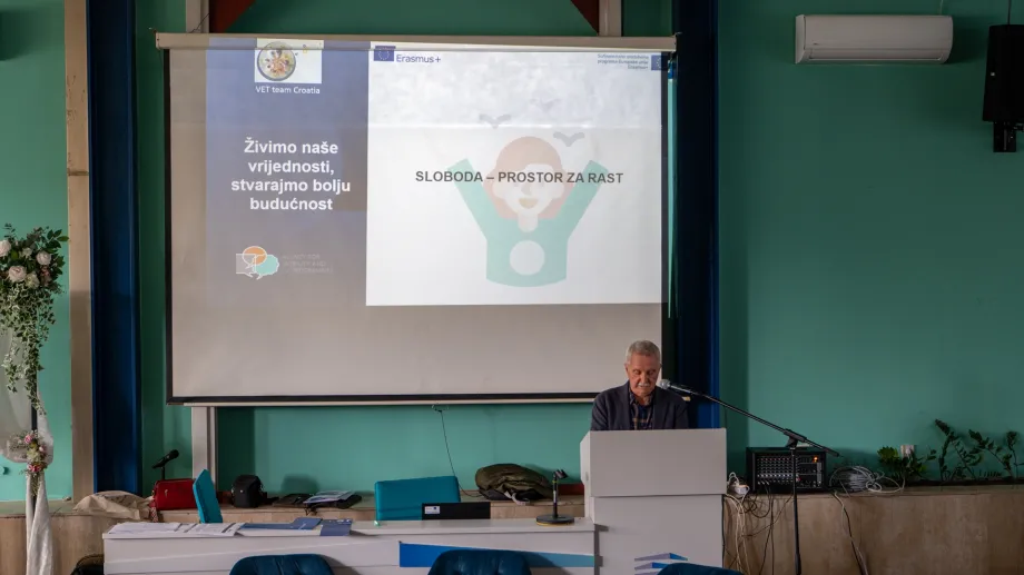 Govornik ispred svoje prezentacije na govornici prilikom obilježavanja Erasmus dana.