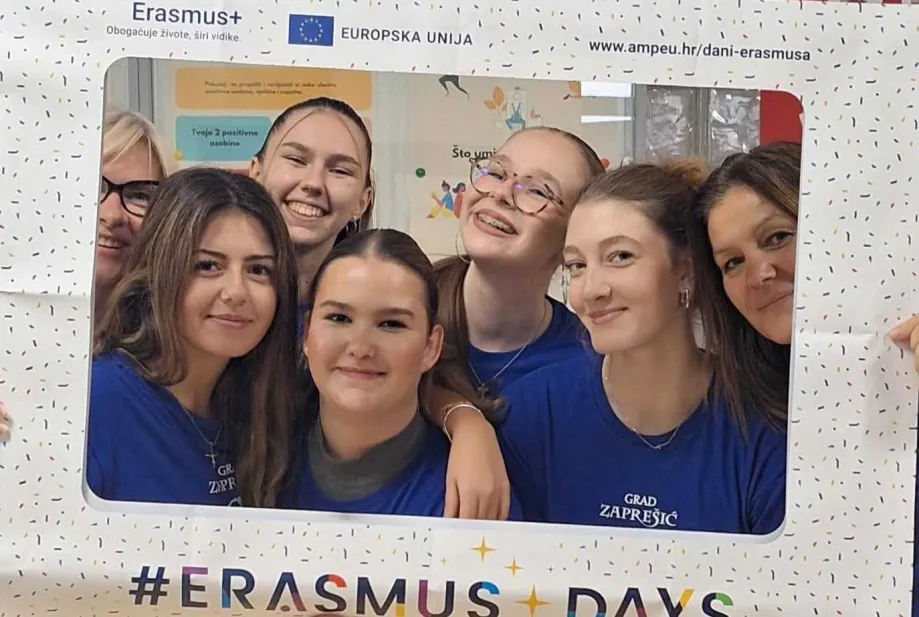 Grupa mladih ljudi fotografira se sa okvirom povodnom dana Erasmusa.