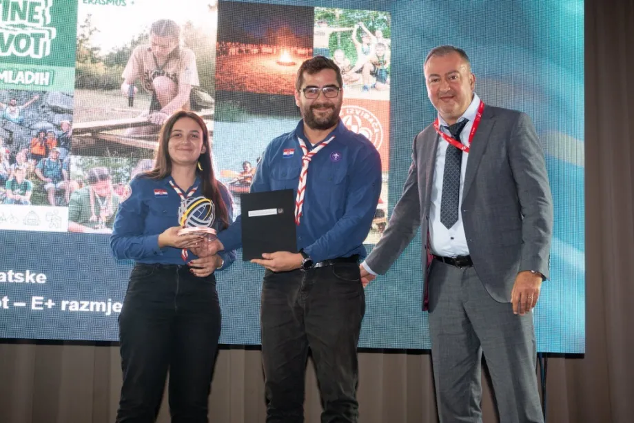 Svečana dodjela Hrvatske velike nagrade sigurnosti 2025. koju je preuzelo dvoje izviđača Boris Vujnović, glavni načelnik Saveza izviđača Hrvatske i Matea Jakolić, voditeljica E+ Razmjene mladih – Vještine za život i načelnica za zaštitu djece i mladih u Savezu izviđača Hrvatske