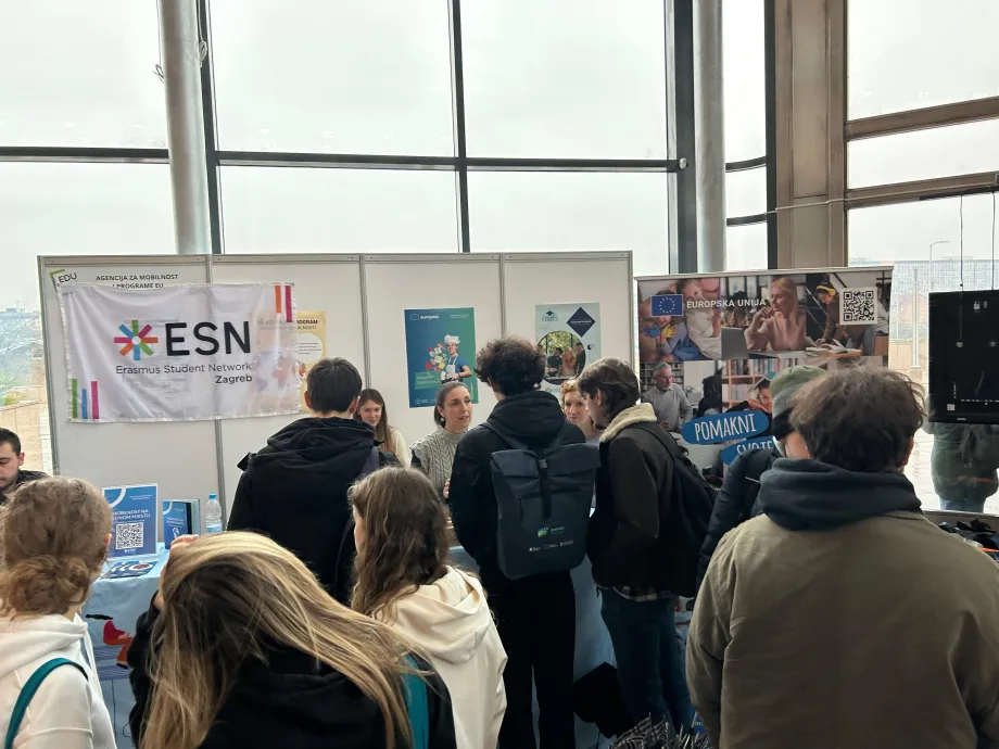 Mnoštvo mladih ispred štanda Agencije za mobilnost i programe EU-a koja predstavlja programe Erasmus+, ESS i CEEPUS te druge inicijative za mlade
